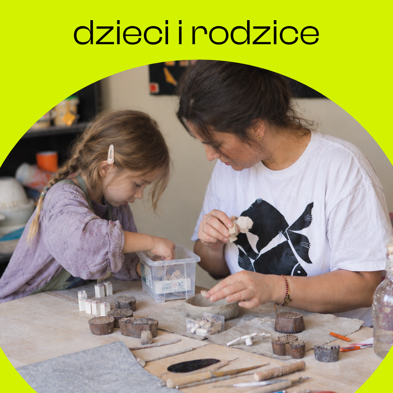 osoby w trakcie spotkania grupy dzieci i rodzice - zajęcia z ceramiki dla rodzin, warsztaty z gliny dla dzieci, ceramika
